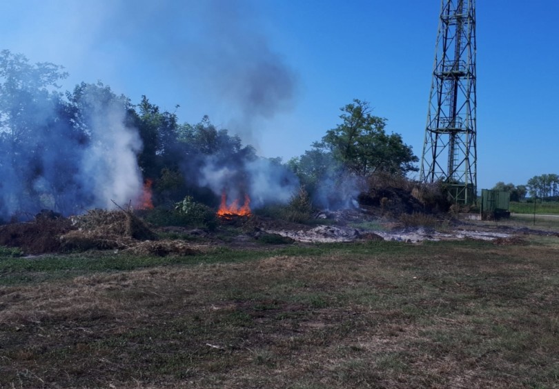 Rogo di sterpaglie e arbusti a Ticineto